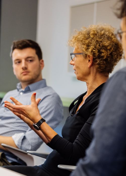 digitalCOMPANY-BUILDER Frau und Mann im Gespräch